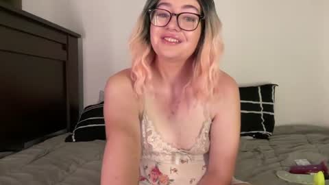 Snapshot of abbiwillow chatting on August 8, 3:14 pm Abbi Willow online show from August 8, 3:14 pm
