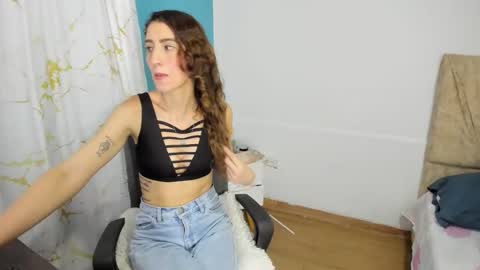Snapshot of abbyhowlland chatting on May 29, 11:36 pm sara online show from May 29, 11:36 pm