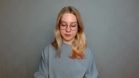 Snapshot of abbymoore__ chatting on March 5, 8:21 am Abby Lovense is active online show from March 5, 8:21 am