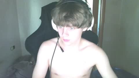 Snapshot of abbysal_blade chatting on June 17, 7:11 am abbysal_blade online show from June 17, 7:11 am