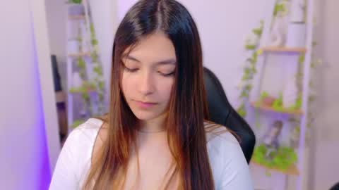 Snapshot of abella_ruiz chatting on May 13, 10:17 pm Abella Ruiz online show from May 13, 10:17 pm