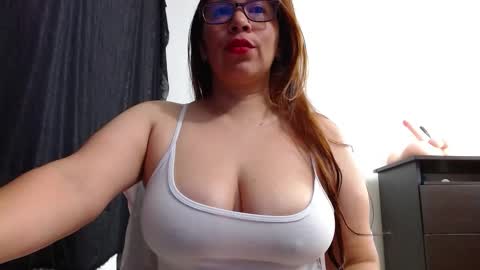 Snapshot of abril_bianchi chatting on October 31, 2:40 pm abril_bianchi online show from October 31, 2:40 pm