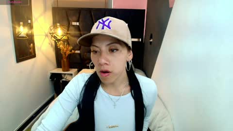 Snapshot of abril_fox__ chatting on May 7, 8:47 pm Abril Fox online show from May 7, 8:47 pm