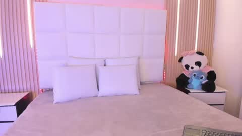 abril_snow online show from July 6, 8:44 pm