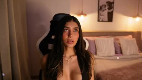 Snapshot of abril_w18 chatting on May 5, 11:35 pm My name is Alexa. Please say hello I like to chat with you. If you have requests please use tip online show from May 5, 11:35 pm