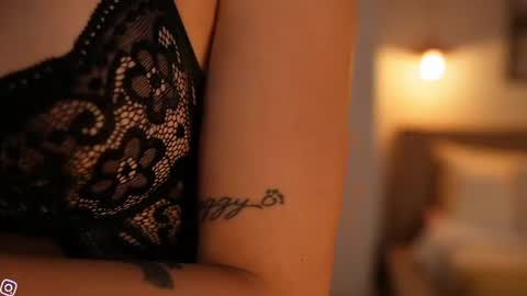 Snapshot of abril_w18 chatting on July 21, 9:06 pm My name is Alexa. Please say hello I like to chat with you. If you have requests please use tip online show from July 21, 9:06 pm