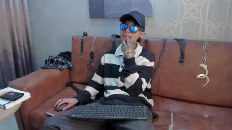Snapshot of acidmilo chatting on December 9, 12:51 pm Acid Milo online show from December 9, 12:51 pm