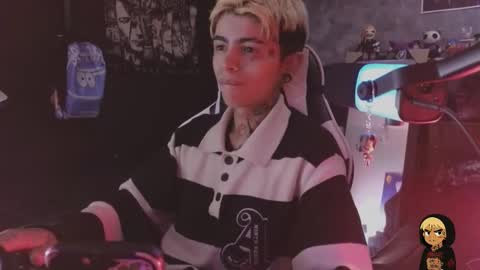 Snapshot of acidmilo chatting on February 18, 6:59 pm Acid Milo online show from February 18, 6:59 pm