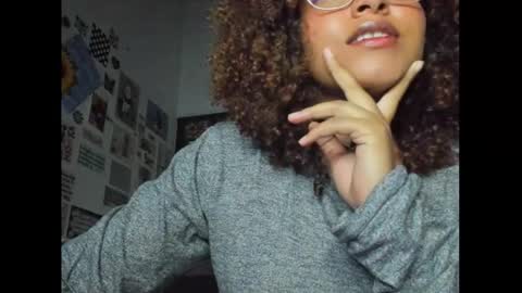 Snapshot of ada_gales_ chatting on February 6, 5:25 am Isa online show from February 6, 5:25 am