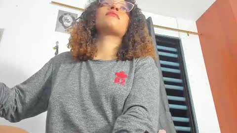 Snapshot of ada_gales_ chatting on November 5, 4:23 am Isa online show from November 5, 4:23 am