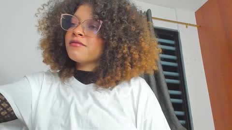 Snapshot of ada_gales_ chatting on November 7, 6:02 am Isa online show from November 7, 6:02 am