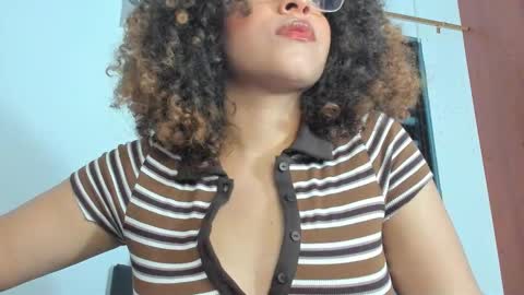 Snapshot of ada_gales_ chatting on November 11, 5:29 am Isa online show from November 11, 5:29 am