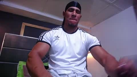 Snapshot of adam_fit19cm chatting on May 29, 1:36 am adam_fit19cm online show from May 29, 1:36 am