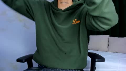 Snapshot of adam_hard_ chatting on December 3, 9:12 pm Adam online show from December 3, 9:12 pm