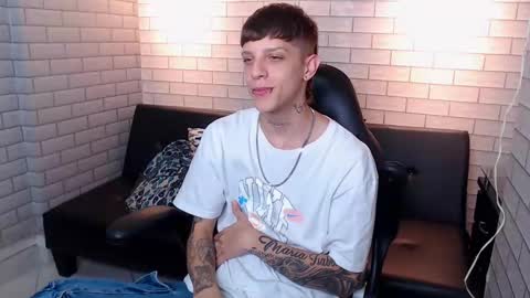 Snapshot of adam_hard_ chatting on January 9, 8:33 pm Adam online show from January 9, 8:33 pm