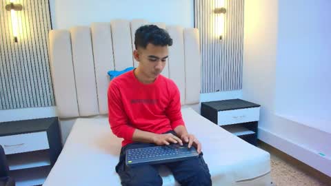 Snapshot of adam_hill7 chatting on May 20, 7:31 pm Adam online show from May 20, 7:31 pm