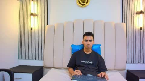 Snapshot of adam_hill7 chatting on May 21, 7:43 pm Adam online show from May 21, 7:43 pm