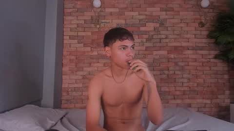 adam_piarse online show from December 3, 9:24 pm