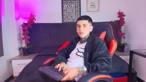 AdamsWalkerr  online show from March 3, 12:11 pm