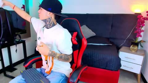 AdamsWalkerr  online show from April 21, 1:17 pm