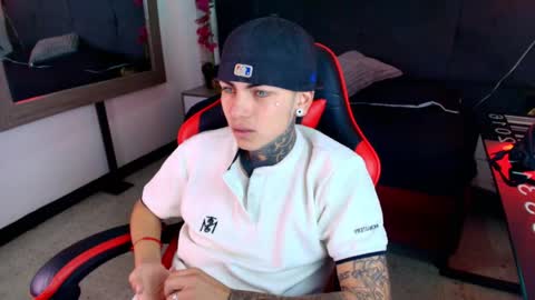 AdamsWalkerr  online show from April 29, 2:32 pm