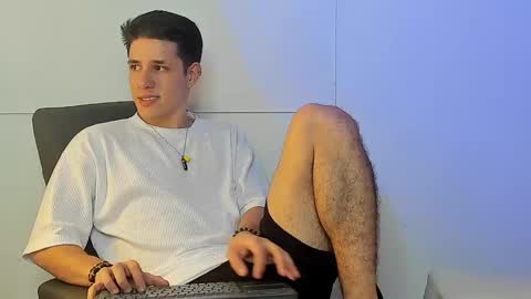 Snapshot of adan_rivas chatting on December 27, 1:22 am adan online show from December 27, 1:22 am