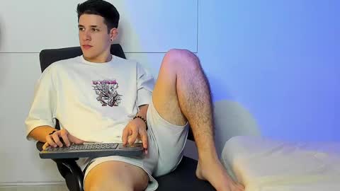 Snapshot of adan_rivas chatting on January 15, 2:17 am adan online show from January 15, 2:17 am