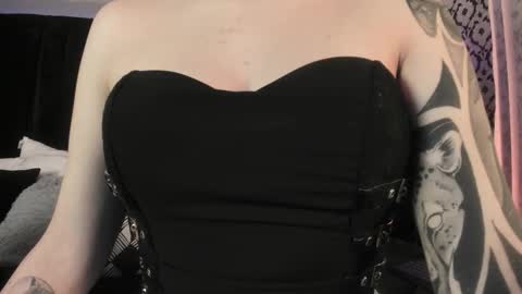 Snapshot of adeelinee chatting on February 3, 7:41 pm Ade online show from February 3, 7:41 pm