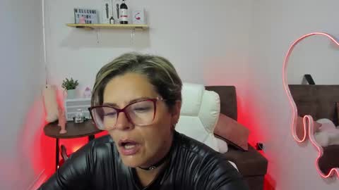 Snapshot of adeellee_ chatting on January 21, 12:18 pm adeellee online show from January 21, 12:18 pm