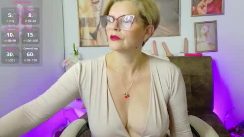 Snapshot of adeellee_ chatting on October 16, 8:26 am adeellee online show from October 16, 8:26 am