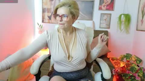 Snapshot of adeellee_ chatting on November 30, 1:26 pm adeellee online show from November 30, 1:26 pm