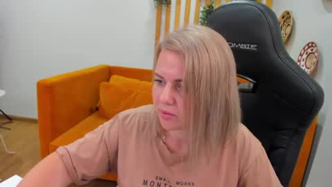 Snapshot of adeleravelle chatting on June 25, 6:07 am AdeleRavelle online show from June 25, 6:07 am