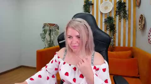 Snapshot of adeleravelle chatting on July 16, 5:13 am AdeleRavelle online show from July 16, 5:13 am