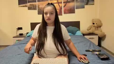 Snapshot of adellineee chatting on June 20, 8:44 pm Adellineee online show from June 20, 8:44 pm