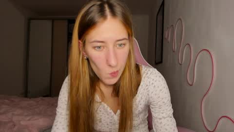 Snapshot of adellqueen chatting on June 8, 9:37 pm Adell online show from June 8, 9:37 pm