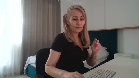 Snapshot of adellynrose chatting on June 14, 4:31 pm Adellyn online show from June 14, 4:31 pm