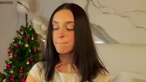 adoracortes online show from December 3, 5:04 am