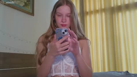 Snapshot of adorielle chatting on July 18, 6:17 am Lia online show from July 18, 6:17 am