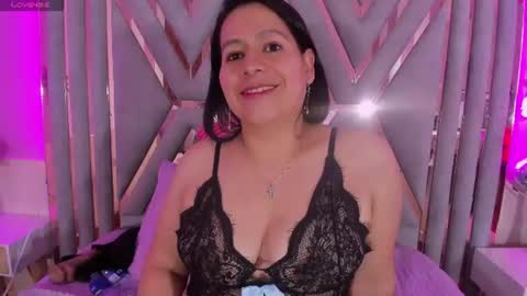 Snapshot of adri_rivera chatting on June 22, 9:34 pm ADRI online show from June 22, 9:34 pm