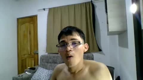 Snapshot of adrian018_ chatting on December 16, 4:23 am adrian018_ online show from December 16, 4:23 am