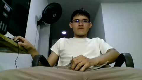 Snapshot of adrian018_ chatting on December 22, 11:52 pm adrian018_ online show from December 22, 11:52 pm