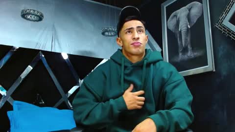 Snapshot of adrian_rae chatting on December 12, 11:40 am   online show from December 12, 11:40 am