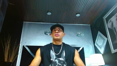 Snapshot of adrian_rae chatting on December 14, 11:50 am   online show from December 14, 11:50 am