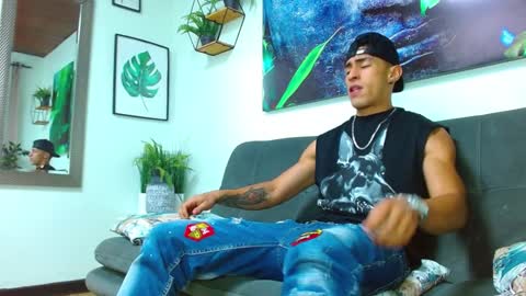 Snapshot of adrian_rae chatting on January 10, 11:43 am   online show from January 10, 11:43 am