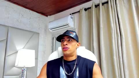 Snapshot of adrian_rae chatting on January 20, 11:35 am   online show from January 20, 11:35 am