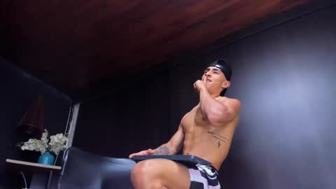 Snapshot of adrian_rae chatting on January 21, 9:36 pm   online show from January 21, 9:36 pm