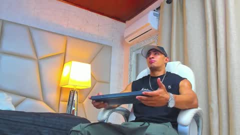 Snapshot of adrian_rae chatting on February 27, 11:31 am   online show from February 27, 11:31 am