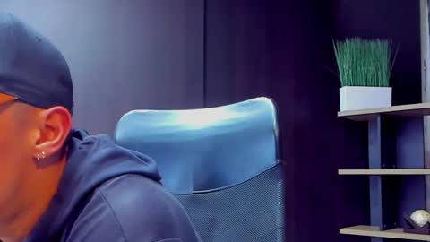 Snapshot of adrian_rae chatting on September 30, 12:26 am   online show from September 30, 12:26 am