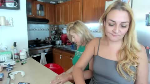 Snapshot of adrianapdes chatting on May 7, 6:57 pm Adriana Paredes online show from May 7, 6:57 pm