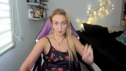 Snapshot of adrianapdes chatting on July 27, 1:07 pm Adriana Paredes online show from July 27, 1:07 pm